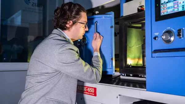 El director del Centro de Investigación Nanomateriales Cerámicos Estructurales de la Universidad Tecnológica Nacional de Investigación MISIS, Dmitri Moskóvskij - Sputnik Mundo