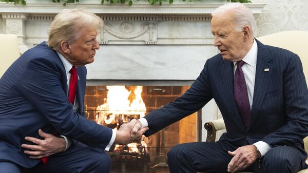 El presidente electo de EEUU, Donald Trump, y el mandatario saliente estadounidense, Joe Biden  - Sputnik Mundo