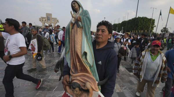 Los peregrinos viajan a ver el ayate de la virgen de Guadalupe en la Ciudad de México. - Sputnik Mundo