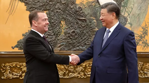 El vicepresidente del Consejo de Seguridad de Rusia, Dmitri Medvédev, con el presidente de China, Xi Jinping, el 12 de diciembre de 2024 - Sputnik Mundo