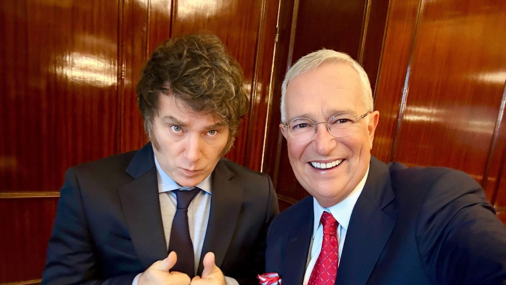 Javier Milei junto a Ricardo Salinas Pliego durante un viaje a Argentina para un foro de la CPAC. - Sputnik Mundo, 1920, 13.12.2024
