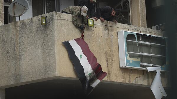 Combatientes de la oposición siria retiran una bandera gubernamental siria - Sputnik Mundo