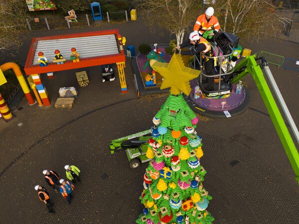 El árbol de Navidad de 9 metros de altura, creado con 364.481 ladrillos LEGO y DUPLO, en el complejo Legoland Windsor, en Berkshire (Reino Unido). - Sputnik Mundo