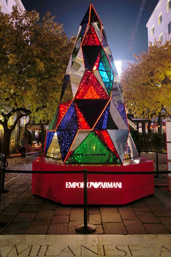 El árbol de Navidad Giorgio Armani en Milán, Italia. - Sputnik Mundo