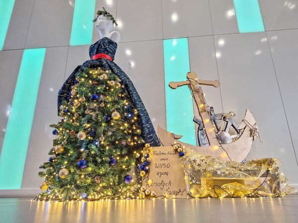 En la Universidad Politécnica de Gdansk, Polonia, se erigió un extraordinario abeto navideño con la forma de la reina de las ciencias-matemáticas. - Sputnik Mundo