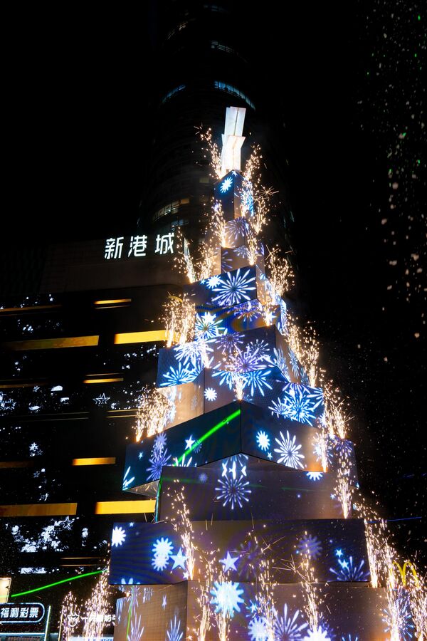 El árbol de Navidad de 17 metros de altura hecho de pantallas LED en el exterior de un centro comercial en el municipio de Chongqing, en el suroeste de China. - Sputnik Mundo