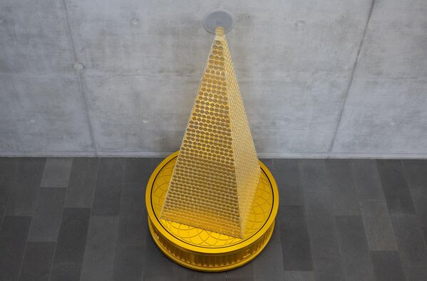 En Múnich se expone un árbol de Navidad hecho con monedas de oro. La instalación está compuesta por 2.024 monedas conmemorativas de la Filarmónica de Viena. - Sputnik Mundo