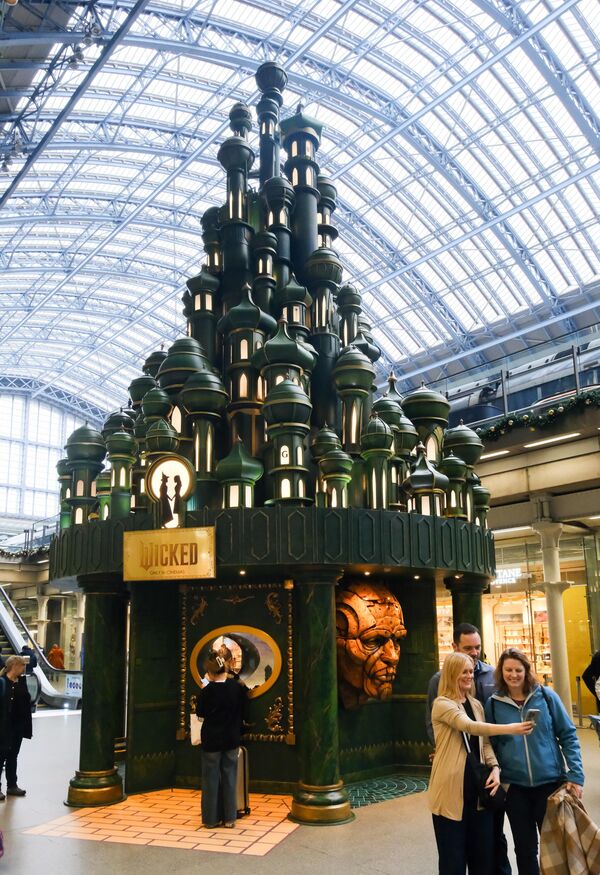 El árbol de Navidad temático de Wicked en la estación internacional de St Pancras, Londres. - Sputnik Mundo