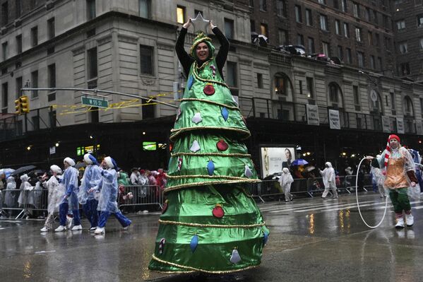 Un artista disfrazado de árbol de Navidad camina por la Sexta Avenida durante el desfile de Macy&#x27;s del día de Acción de Gracias en Nueva York. - Sputnik Mundo