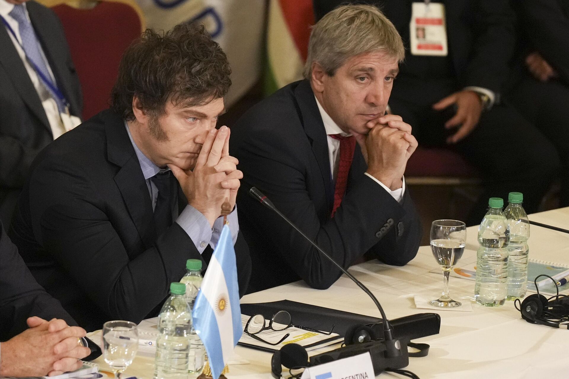 El presidente argentino, Javier Milei, y su ministro de Economía, Luis Caputo, asisten a la Cumbre del Mercosur en Montevideo, Uruguay, el 6 de diciembre de 2024 - Sputnik Mundo, 1920, 13.12.2024