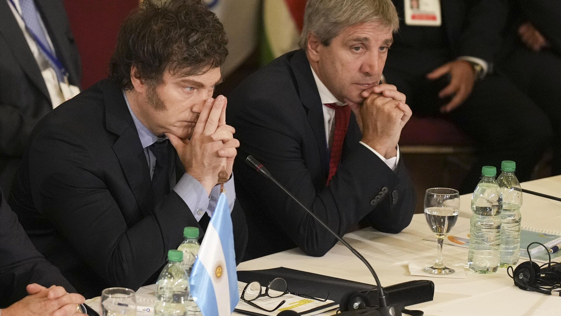 El presidente argentino, Javier Milei, y su ministro de Economía, Luis Caputo, asisten a la Cumbre del Mercosur en Montevideo, Uruguay, el 6 de diciembre de 2024 El presidente argentino, Javier Milei, y su ministro de Economía, Luis Caputo, asisten a la Cumbre del Mercosur en Montevideo, Uruguay, el 6 de diciembre de 2024 - Sputnik Mundo, 1920, 24.05.2025