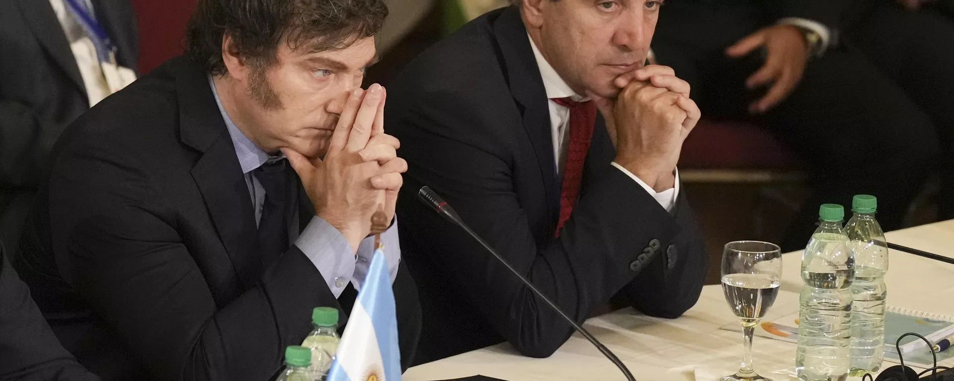 El presidente argentino, Javier Milei, y su ministro de Economía, Luis Caputo, asisten a la Cumbre del Mercosur en Montevideo, Uruguay, el 6 de diciembre de 2024 - Sputnik Mundo, 1920, 02.07.2025