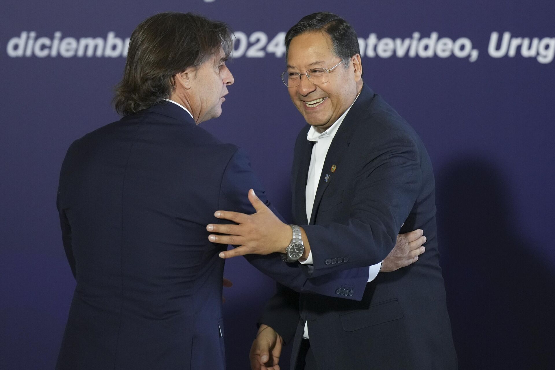 El presidente uruguayo, Luis Lacalle Pou, y su homólogo  boliviano, Luis Arce, durante la Cumbre del Mercosur en Montevideo - Sputnik Mundo, 1920, 13.12.2024