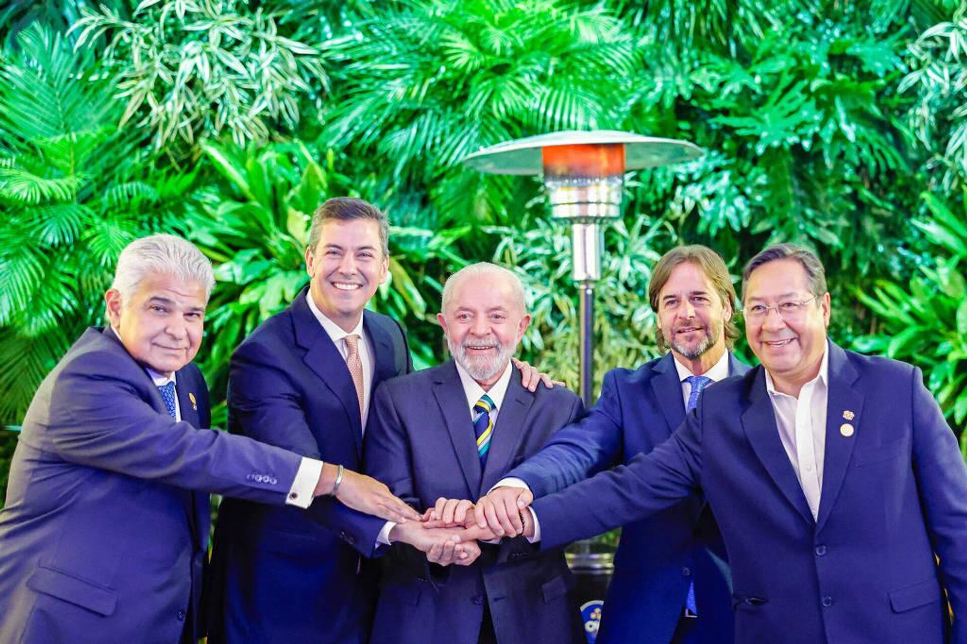Los presidentes de Panamá, José Raúl Mulino; Paraguay, Santiago Peña; Brasil, Luiz Inácio Lula da Silva; Uruguay, Luis Alberto Lacalle Pou; y Bolivia, Luis Arce, durante la Cumbre del Mercosur en Asunción, Paraguay. - Sputnik Mundo, 1920, 13.12.2024