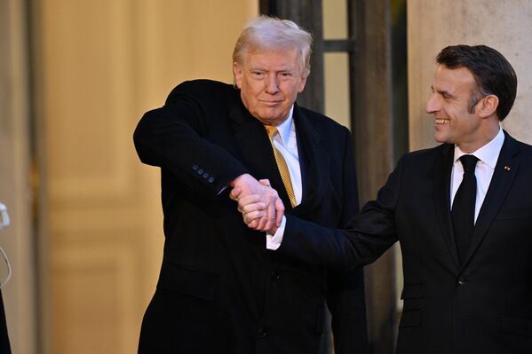 Las imágenes de un apretón de manos muy firme que el presidente electo de EEUU, Donald Trump, dio al mandatario francés, Emmanuel Macron, se han hecho virales en internet. Algunos usuarios lo calificaron de &quot;apretón de manos dominante&quot; y sugirieron a Macron que acudiera a un masajista.En la imagen: Donald Trump y Emmanuel Macron durante una reunión en el Palacio del Elíseo de París. - Sputnik Mundo