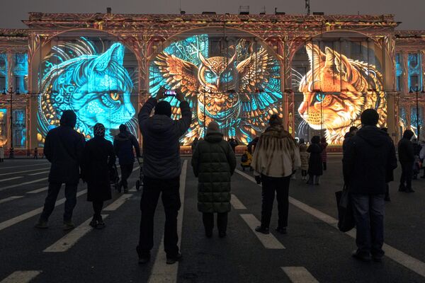Los transeúntes disfrutan de un espectáculo multimedia en la Plaza del Palacio de la ciudad rusa de San Petersburgo. - Sputnik Mundo