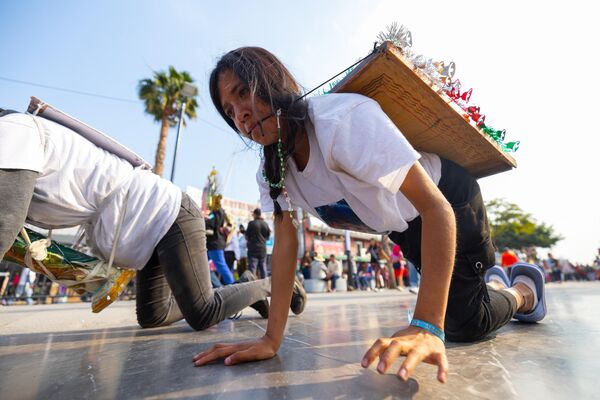 Cada 12 de diciembre, los mexicanos celebran el aniversario del día en que en 1531 la Virgen María supuestamente se apareció al campesino Juan Diego Cuauhtlatoatzin. Las celebraciones incluyen peregrinaciones a la basílica que comienzan varios días antes y en las que participan miles de fieles.En la foto: peregrinos caminan de rodillas en la Basílica de Guadalupe en Ciudad de México. - Sputnik Mundo