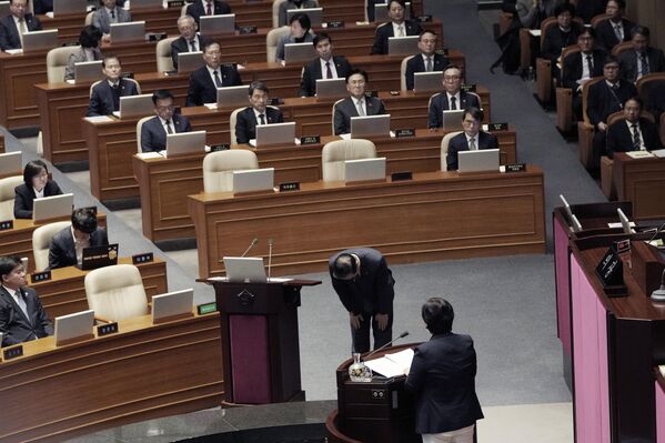 El 3 de diciembre, el presidente surcoreano decretó la ley marcial en el país para evitar ser destituido. Ante la resistencia de la oposición y del pueblo, la medida fue levantada.En la imagen: el primer ministro surcoreano, Han Duck-Soo, se inclina para disculparse durante una sesión plenaria de la Asamblea Nacional (Parlamento del país) convocada tras los acontecimientos. - Sputnik Mundo