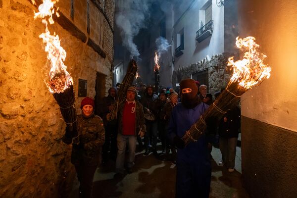 Los Escobazos es una fiesta que se celebra la noche del 7 al 8 de diciembre en España. Sus orígenes se atribuyen a los pastores de cabras que bajaban de las montañas e iluminaban su camino con antorchas hechas con escobas.En la foto: un grupo de personas sostiene escobas encendidas durante la fiesta de Los Escobazos en la localidad española de Jarandilla de la Vera. - Sputnik Mundo