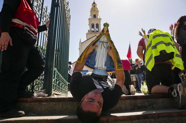 Más de un millón y medio de fieles participaron en la peregrinación al Santuario de la Virgen de Lo Vásquez en la ciudad chilena de Lo Vásquez, con motivo de la fiesta de la Inmaculada Concepción.En la foto: un peregrino sostiene una imagen de la Virgen María durante esta romería. - Sputnik Mundo