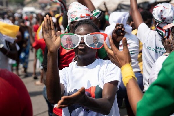 Ghana celebró las elecciones presidenciales el 7 de diciembre, en las que se impuso John Mahama, candidato del partido opositor Congreso Nacional Democrático (NDC).  En la foto: simpatizantes de John Mahama celebran su victoria. - Sputnik Mundo