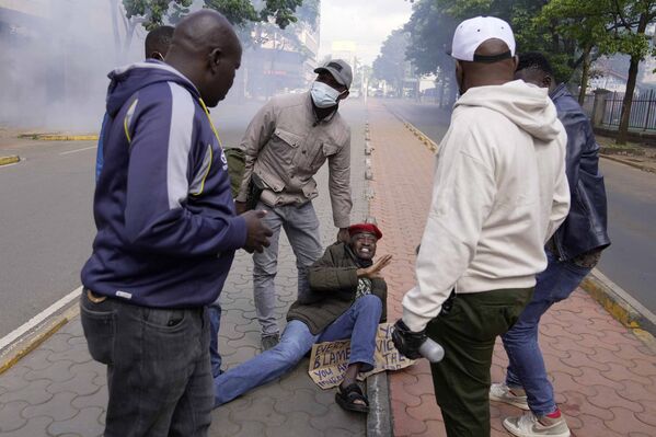 Agentes de la Policía kenianos detienen a un manifestante durante una marcha contra el aumento de los casos de feminicidio, en la capital de Kenia, Nairobi. - Sputnik Mundo