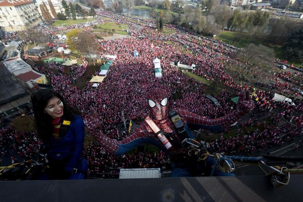 Superhéroes ficticios famosos descendiendo desde el tejado del Hospital Infantil Regina Margherita durante un evento dedicado a la Navidad en la ciudad italiana de Turín. - Sputnik Mundo