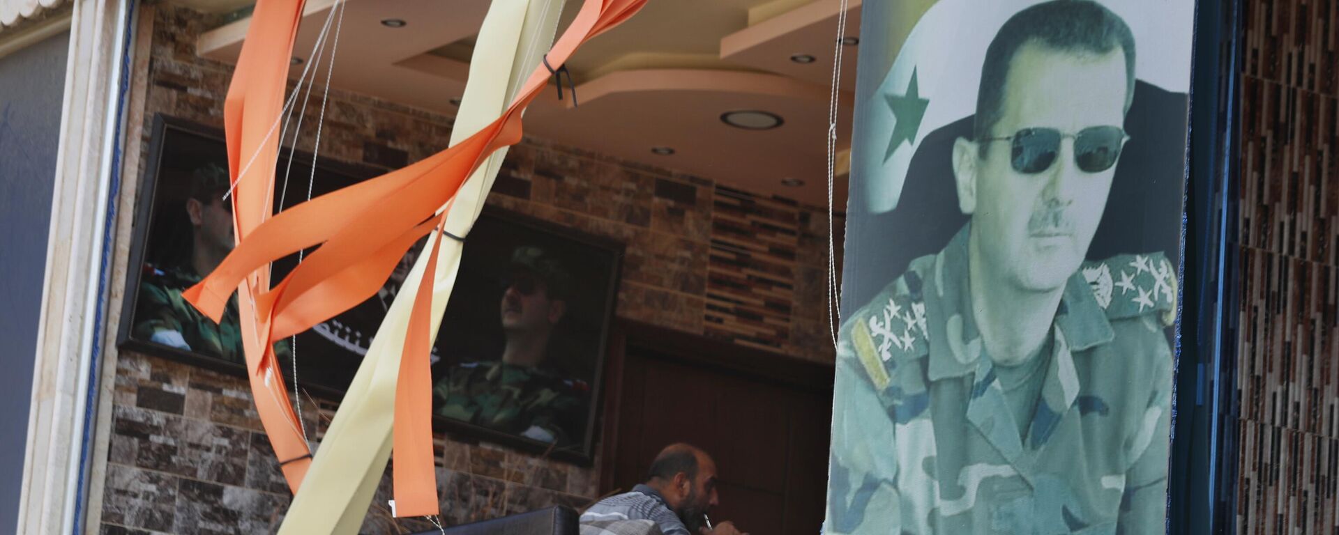 Un cartel con la imagen del expresidente sirio Bashar Asad en una ventana dañada por la explosión Un cartel con la imagen del expresidente sirio Bashar Asad en una ventana dañada por la explosión - Sputnik Mundo, 1920, 14.12.2024