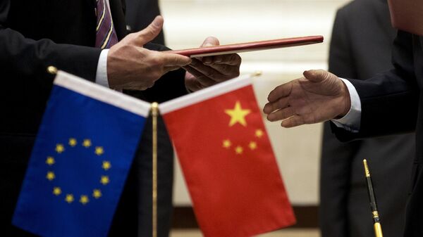 Banderas de la Unión Europea y China - Sputnik Mundo