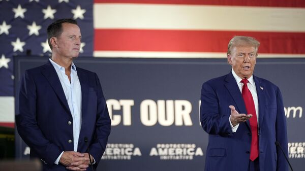 El presidente electo Donald Trump junto a Richard Grenell en un evento el pasado mes de septiembre. - Sputnik Mundo