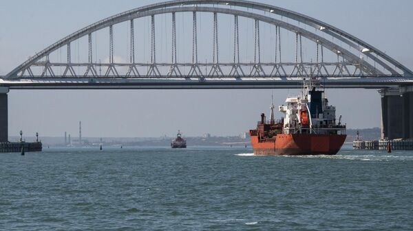 Buques de carga frente al puente de Crimea en el estrecho de Kerch, en abril de 2023 - Sputnik Mundo