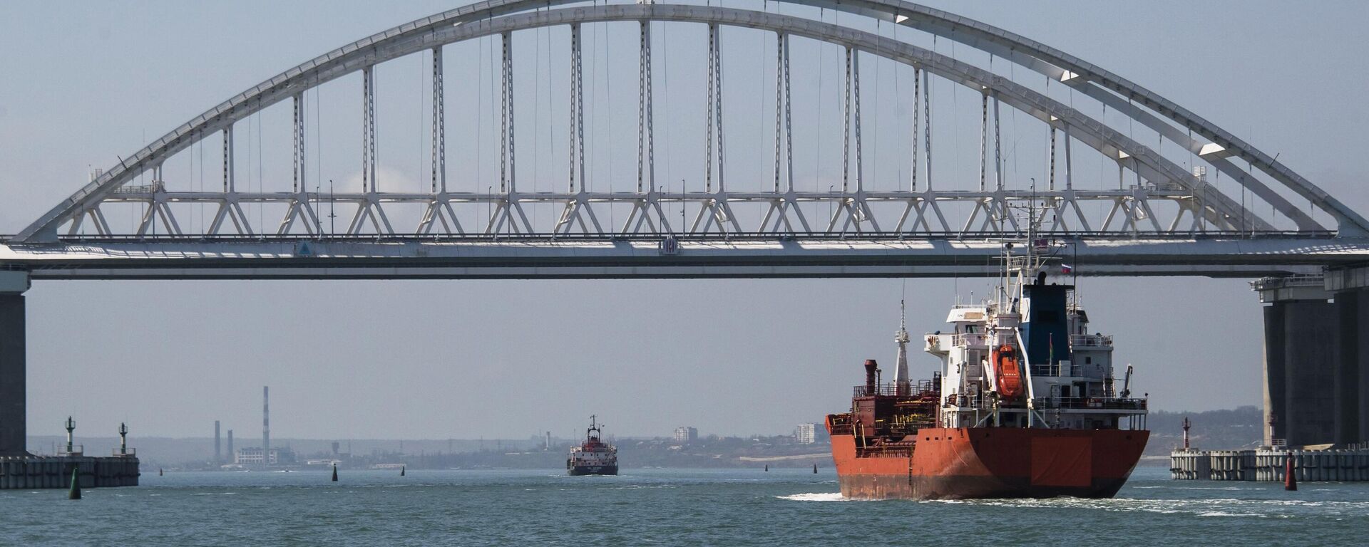 Buques de carga frente al puente de Crimea en el estrecho de Kerch, en abril de 2023 - Sputnik Mundo, 1920, 15.12.2024