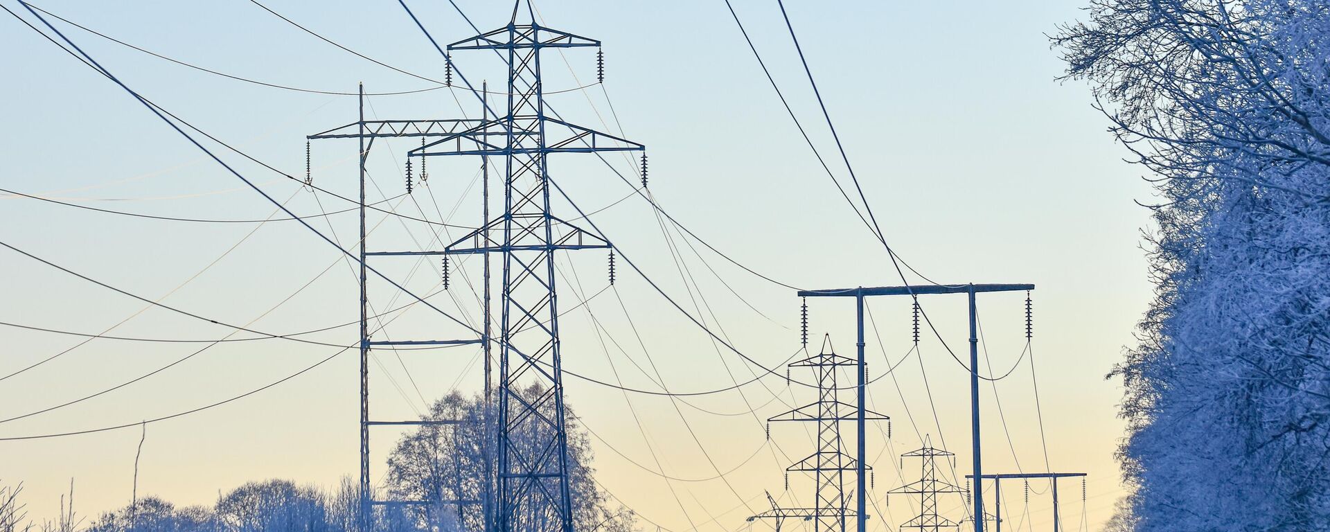 Pilón eléctrico en Skien, condado de Telemark, Noruega. Frío día de invierno en enero de 2022  - Sputnik Mundo, 1920, 15.12.2024