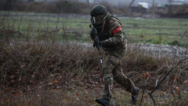 Soldado ruso realiza un ejercicio de entrenamiento en la región de Krasnodar, Rusia, el 12 de diciembre de 2024 - Sputnik Mundo