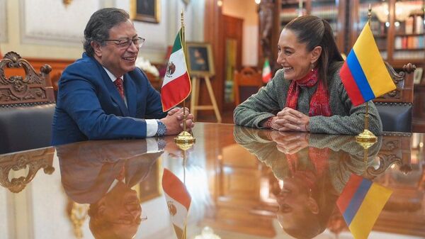 La presidenta mexicana Claudia Sheinbaum con su par colombiano Gustavo Petro en Palacio Nacional, en el centro de la capital mexicana - Sputnik Mundo