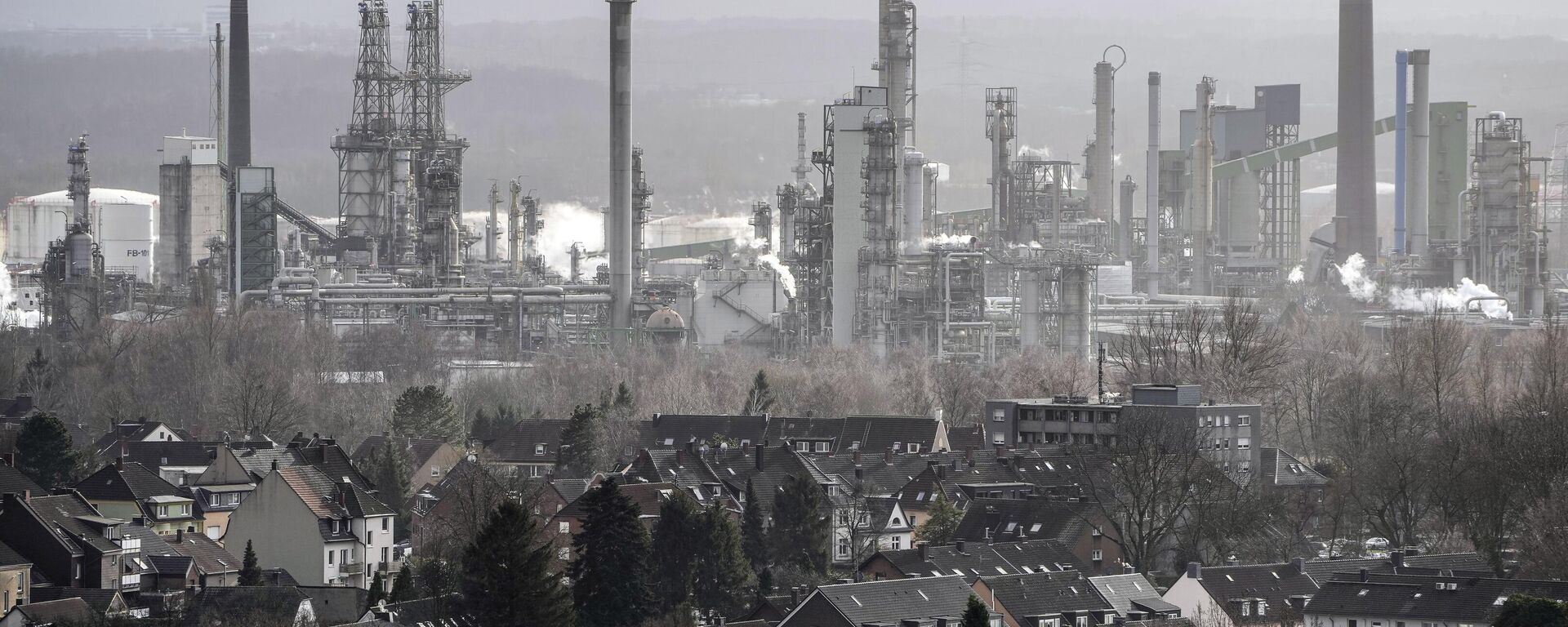 La segunda refinería más grande del grupo petrolero BP en Gelsenkirchen, Alemania el 30 de enero de 2023 (imagen referencial) - Sputnik Mundo, 1920, 17.12.2024