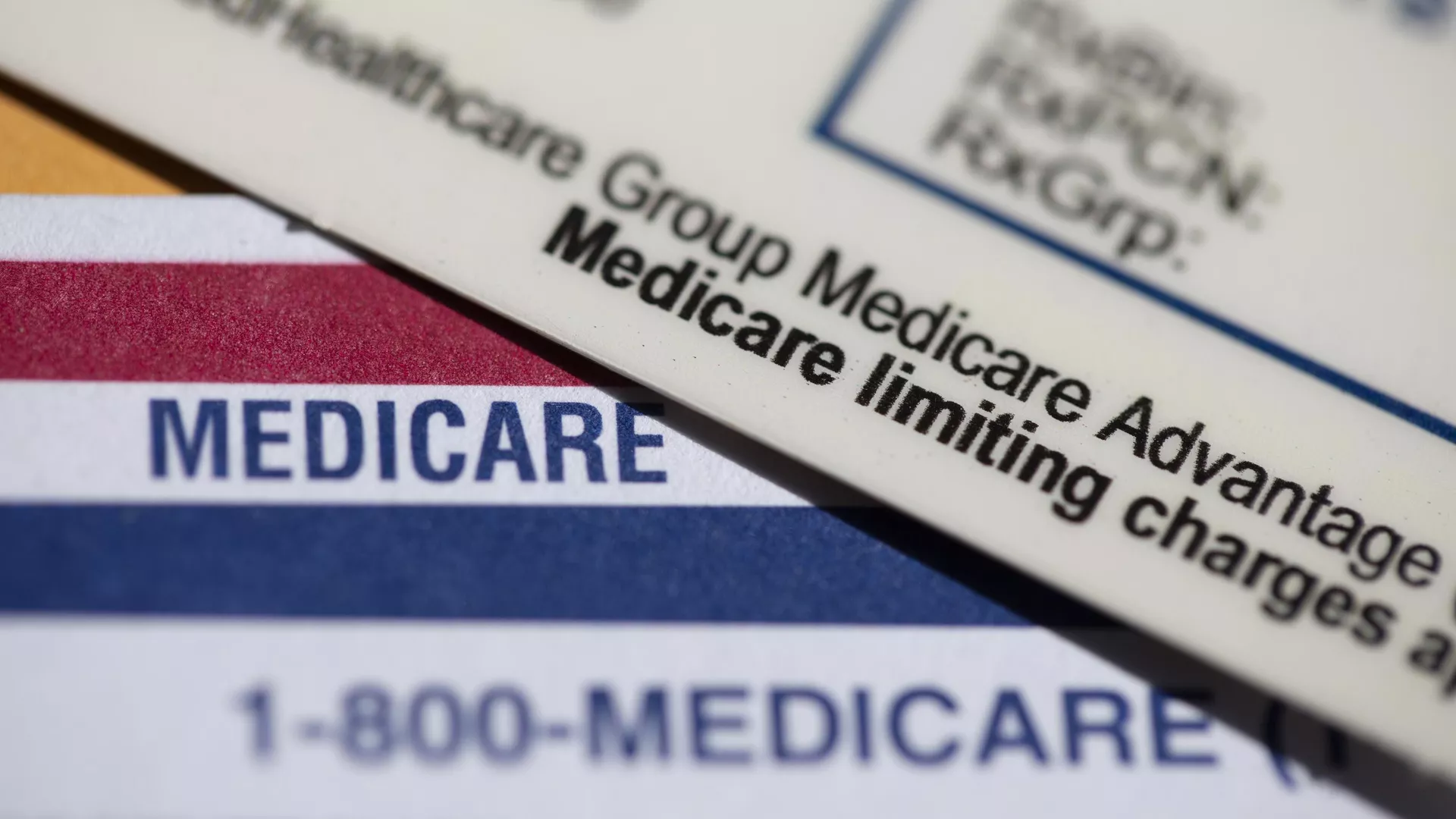 Una tarjeta UnitedHealthcare Group Medicare Advantage PPO descansa en la parte superior de una tarjeta de Medicare - Sputnik Mundo, 1920, 16.12.2024