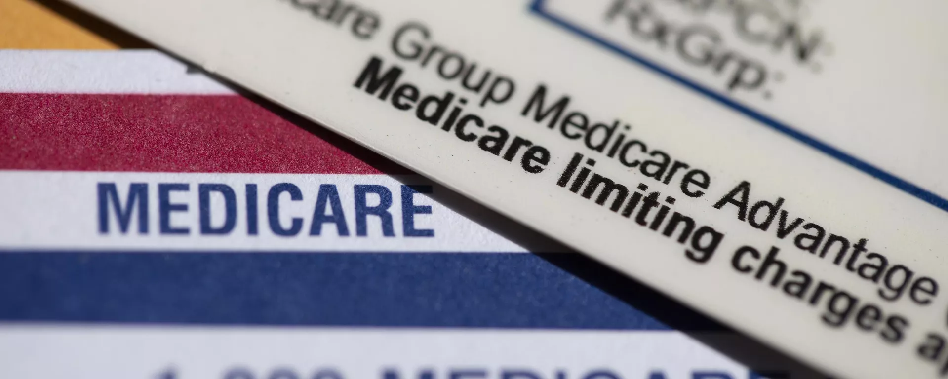 Una tarjeta UnitedHealthcare Group Medicare Advantage PPO descansa en la parte superior de una tarjeta de Medicare - Sputnik Mundo, 1920, 16.12.2024