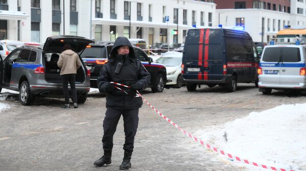 Agentes de los servicios especiales en el lugar de la explosión, cerca de un edificio residencial de la avenida Ryazanski, Moscú, Rusia, el 17 de diciembre de 2024  - Sputnik Mundo
