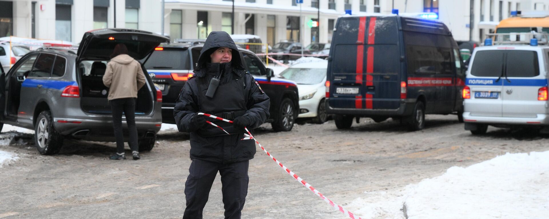 Agentes de los servicios especiales en el lugar de la explosión, cerca de un edificio residencial de la avenida Ryazanski, Moscú, Rusia, el 17 de diciembre de 2024 Agentes de los servicios especiales en el lugar de la explosión, cerca de un edificio residencial de la avenida Ryazanski, Moscú, Rusia, el 17 de diciembre de 2024 - Sputnik Mundo, 1920, 17.12.2024