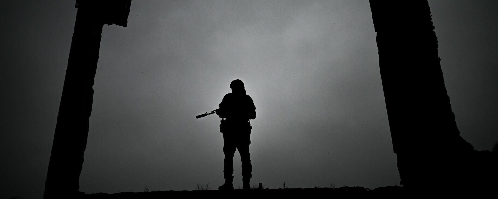 Soldado del grupo de fuerzas ruso Centro en el puesto de vigilancia aérea en la zona de la operación militar especial, el 12 de diciembre - Sputnik Mundo, 1920, 23.03.2025