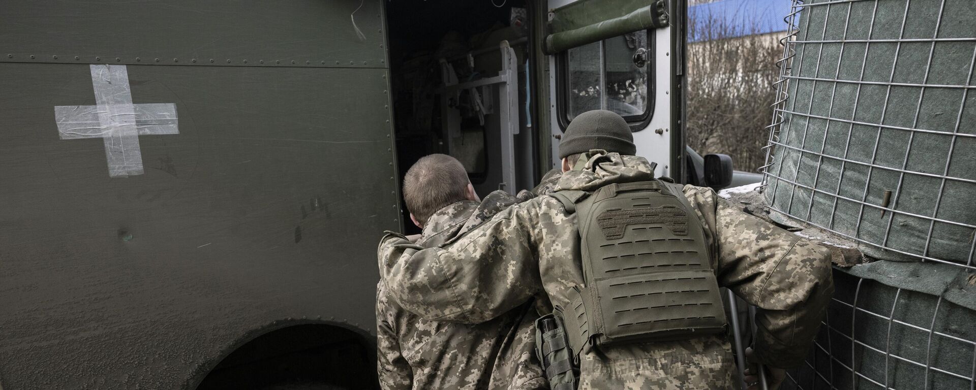 Médico de la 72.ª Brigada Mecanizada de Ucrania ayuda a un soldado herido a subir a una ambulancia - Sputnik Mundo, 1920, 17.12.2024