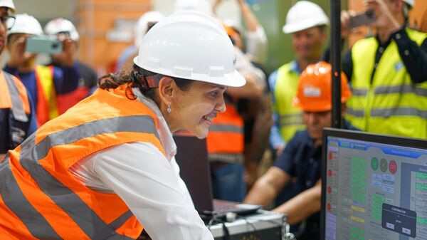 La ministra de Energía y Minas de Ecuador, Inés Manzano, en la inauguración de la central - Sputnik Mundo