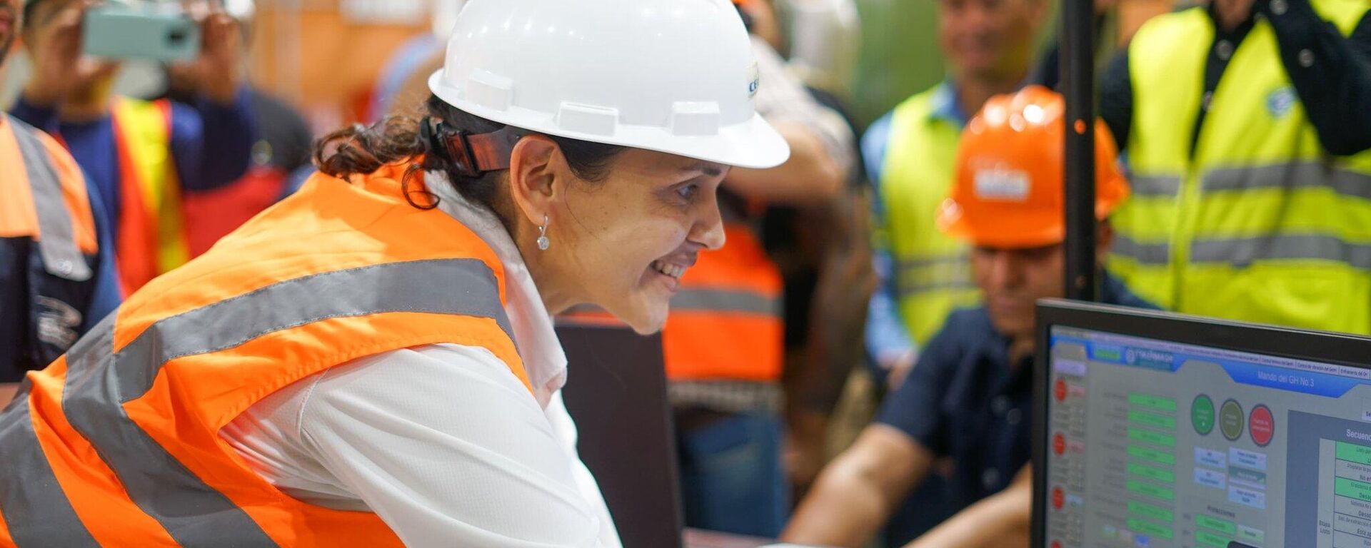 La ministra de Energía y Minas de Ecuador, Inés Manzano, en la inauguración de la central - Sputnik Mundo, 1920, 17.12.2024