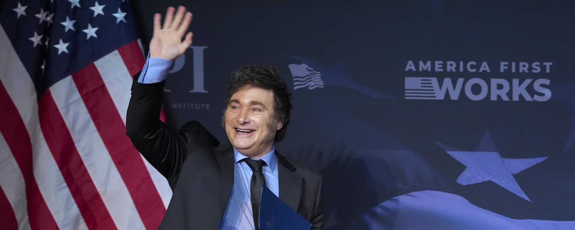 Javier Milei, presidente argentino, habla ante Donald Trump, el ganador de las presidenciales de EEUU, durante una gala del America First Policy Institute en su finca Mar-a-Lago, el 14 de noviembre de 2024, en Palm Beach, Florida  - Sputnik Mundo, 1920, 20.02.2025