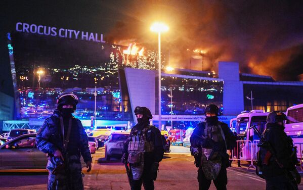 Agentes de Policía ante la sala de conciertos Crocus City Hall, donde se produjo un tiroteo el 22 de marzo de 2024, en Moscú, Rusia.Al menos tres personas camufladas abrieron fuego en el vestíbulo del edificio, durante el atentado terrorista muchas personas resultaron muertas y heridas. El tejado del edificio se incendió. - Sputnik Mundo