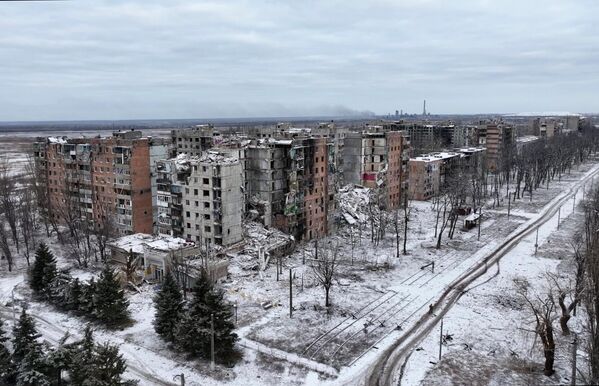 Edificios residenciales destruidos en una calle de la ciudad de Avdéyevka, en la república popular de Donetsk. El 17 de febrero, el entonces ministro de Defensa ruso, Serguéi Shoigú, informó al presidente ruso, Vladímir Putin, de la liberación completa de la localidad por las tropas rusas. - Sputnik Mundo