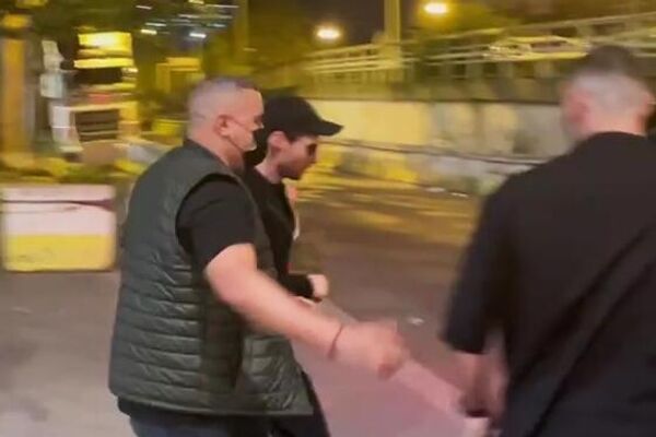 El fundador de Telegram, Pavel Dúrov, siendo puesto en libertad en París (captura de pantalla de vídeo). El empresario ruso había sido detenido en el aeropuerto de Le Bourget, el 24 de agosto, tras aterrizar en su avión. Durante dos días, las autoridades no hicieron comentarios oficiales sobre el caso del empresario. El 26 de agosto se supo que la causa en la que estaba detenido Dúrov contenía cargos por 12 delitos. - Sputnik Mundo