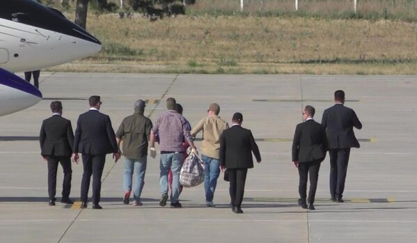 El 1 de agosto fue realizado un intercambio internacional de 26 presos recluidos en cárceles de siete países distintos (EEUU, Alemania, Polonia, Eslovenia, Noruega, Rusia y Bielorrusia) en el aeropuerto de Ankara, Turquía (captura de pantalla de video). Diez de los intercambiados, entre ellos dos menores, fueron a Rusia, 13 a Alemania y tres a Estados Unidos. - Sputnik Mundo