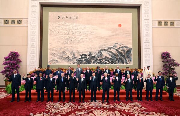 El presidente de Rusia, Vladímir Putin, y el mandatario de China, Xi Jinping, en una sesión fotográfica conjunta para los jefes de las delegaciones participantes en el Tercer Foro Internacional de la Franja y la Ruta, en Pekín, el 18 de octubre. - Sputnik Mundo